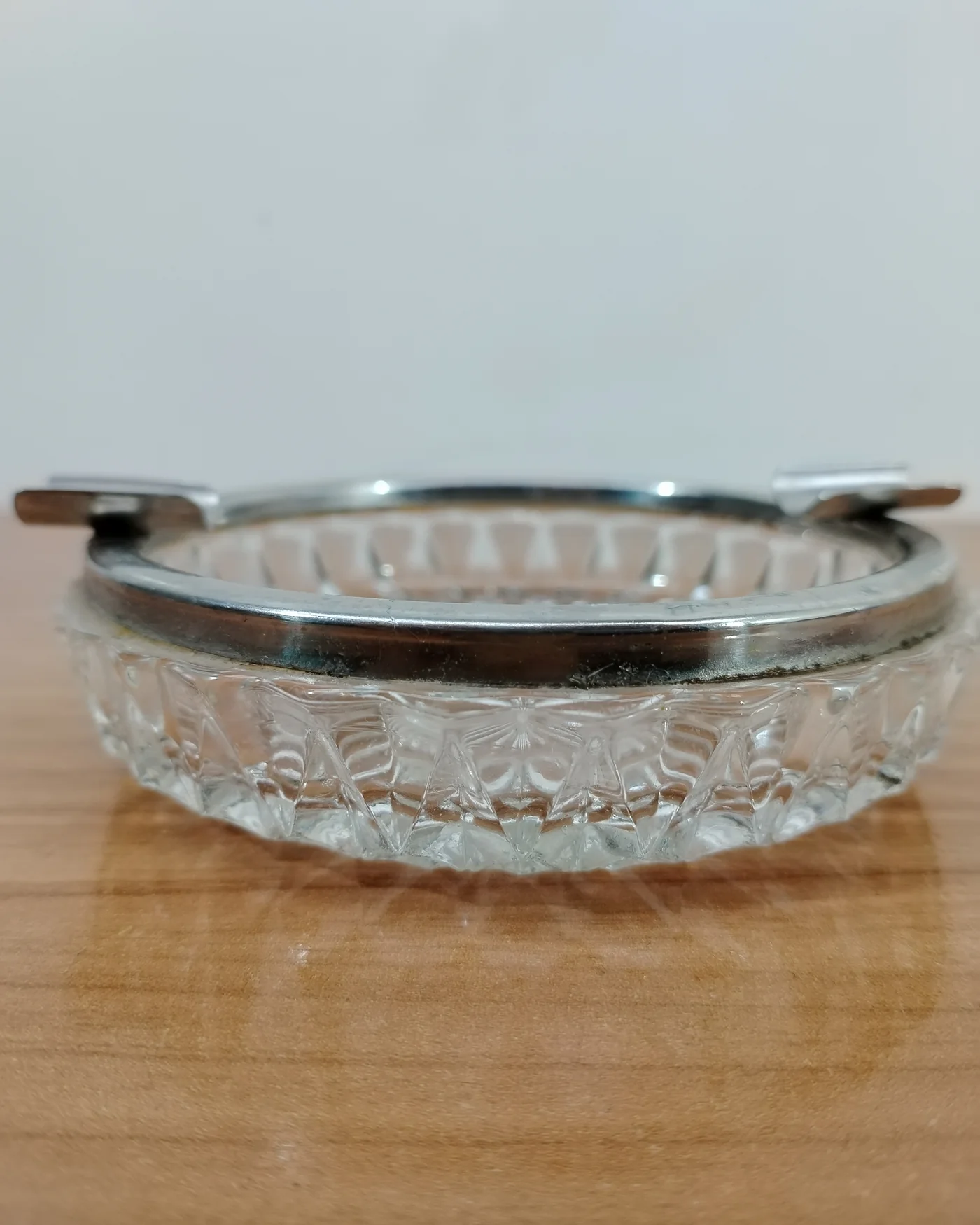Cenicero de cristal tallado con base metálica - imagen 2