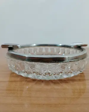 Cenicero de cristal tallado con base metálica - miniatura 2