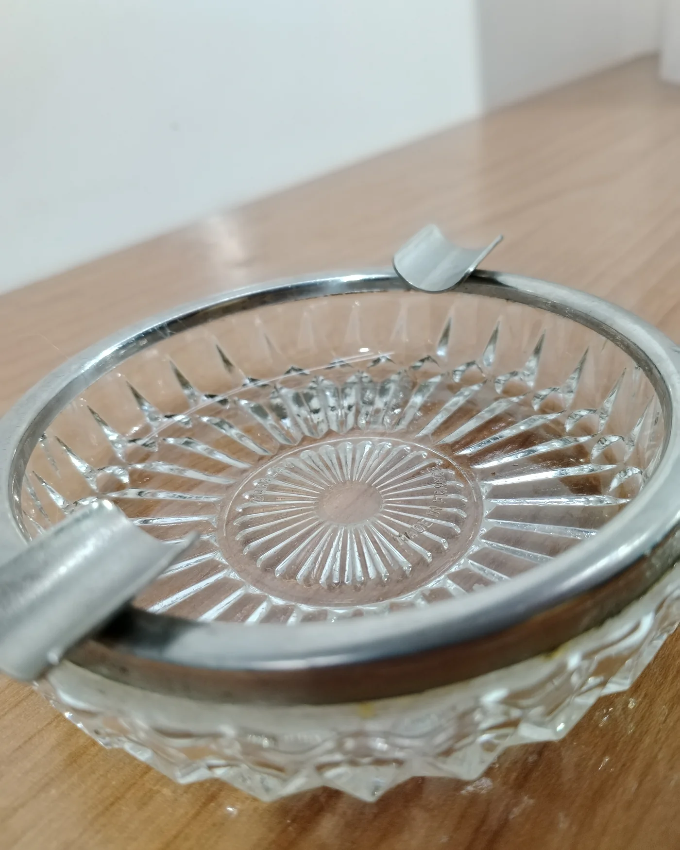 Cenicero de cristal tallado con base metálica - imagen 3