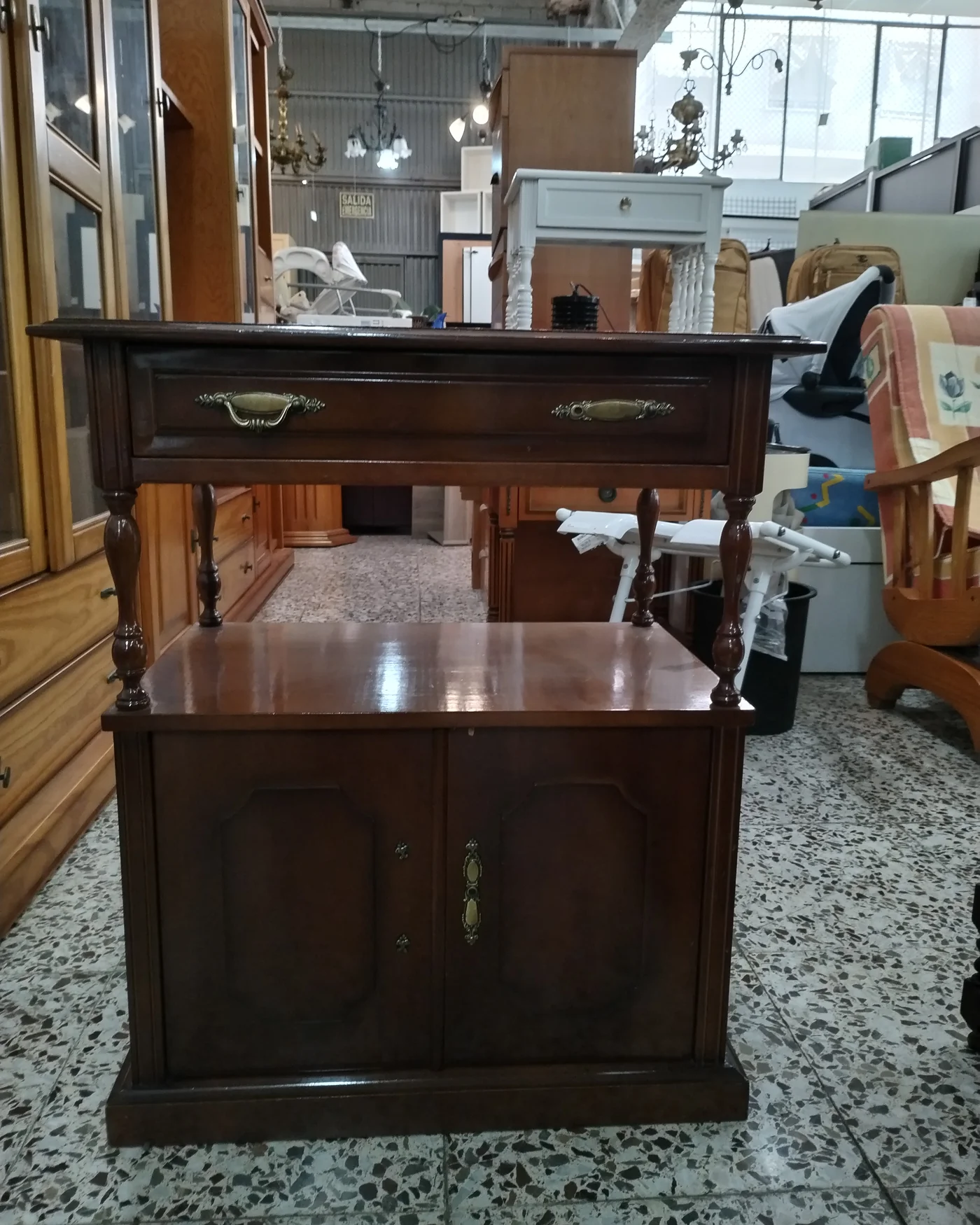 Mueble auxiliar estilo clásico con cajón y alacena - imagen 1