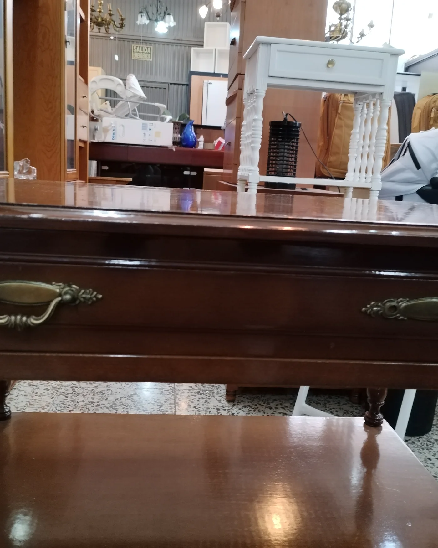 Mueble auxiliar estilo clásico con cajón y alacena - imagen 2