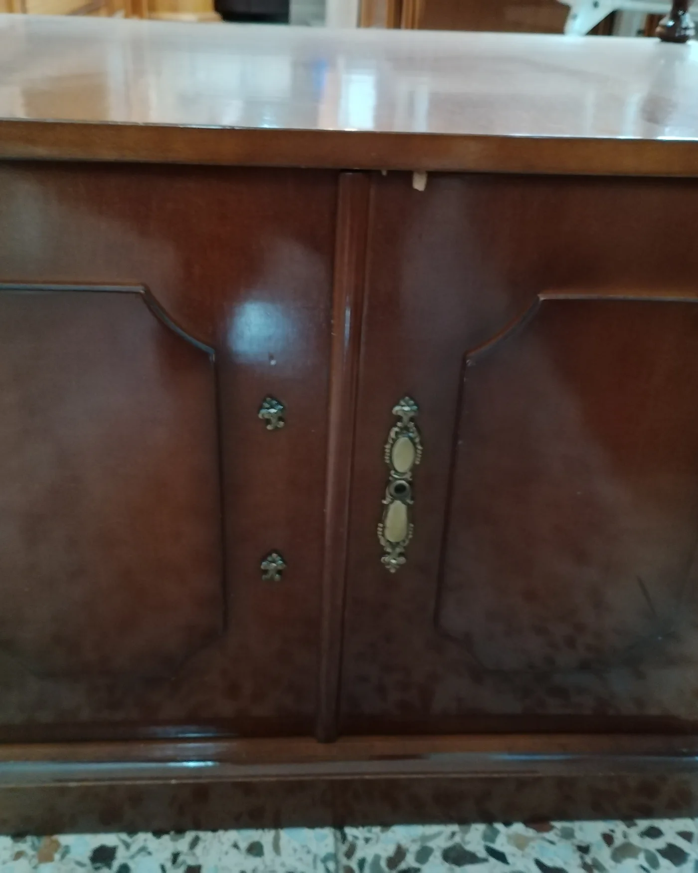 Mueble auxiliar estilo clásico con cajón y alacena - imagen 3