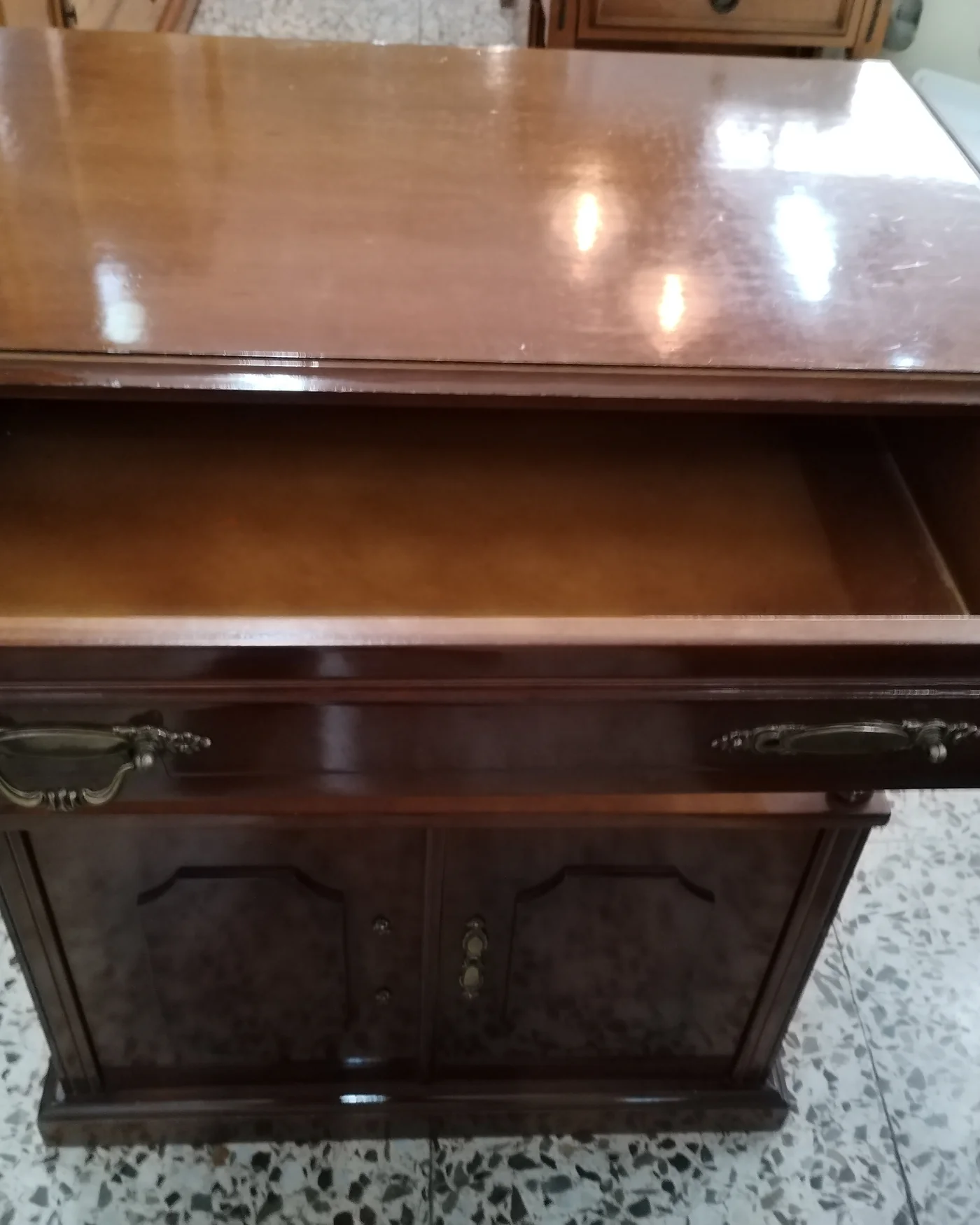Mueble auxiliar estilo clásico con cajón y alacena - imagen 4
