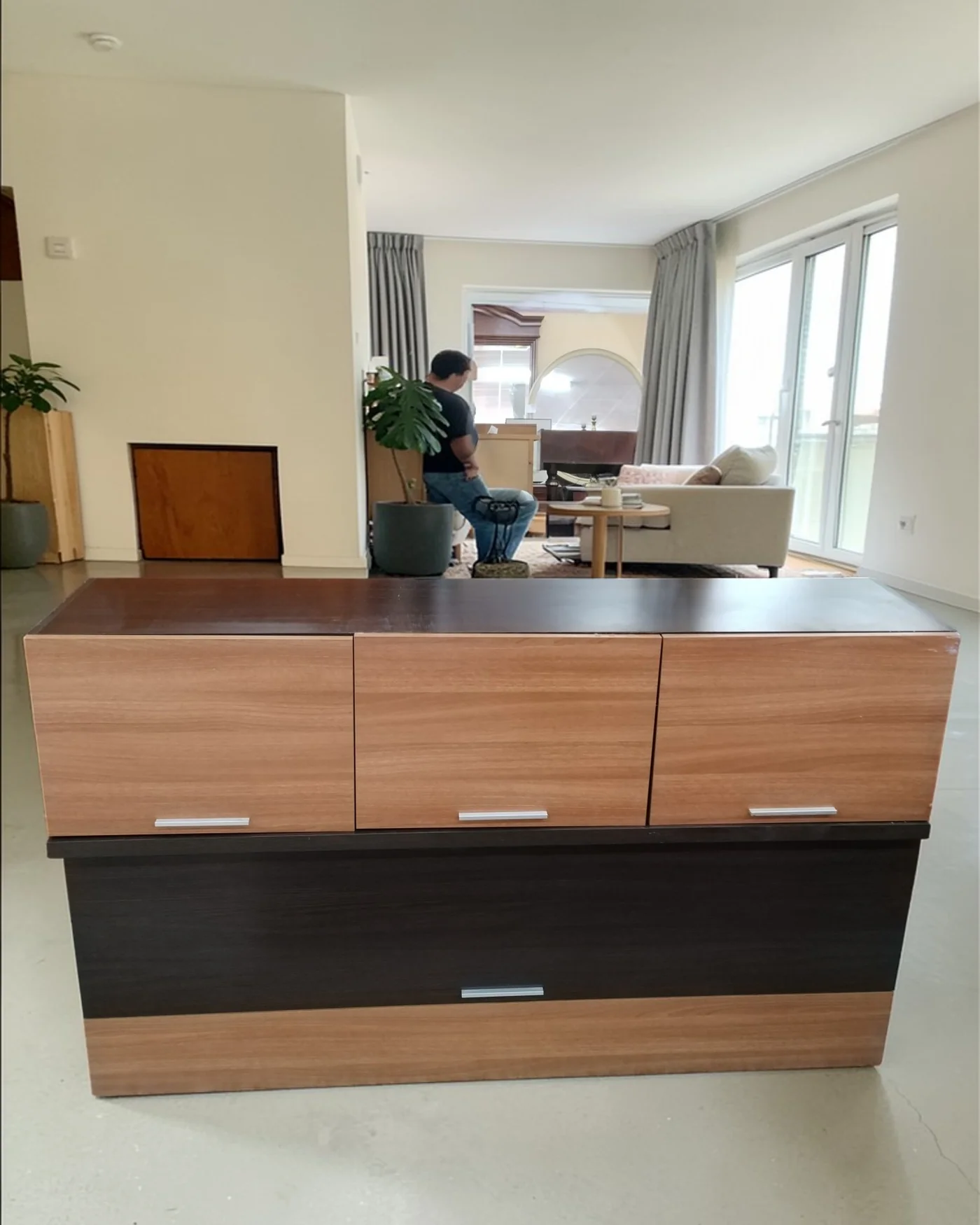 Pareja de muebles flotantes de madera con acabado moderno - imagen 1