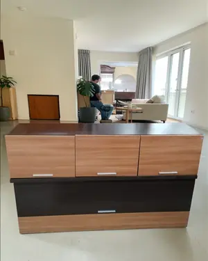 Pareja de muebles flotantes de madera con acabado moderno - miniatura 1
