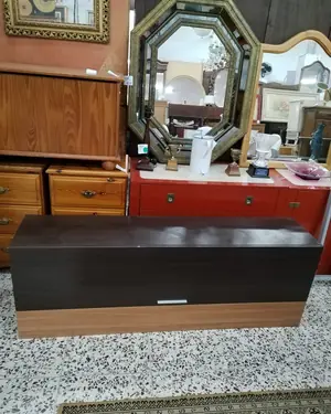 Pareja de muebles flotantes de madera con acabado moderno - miniatura 2