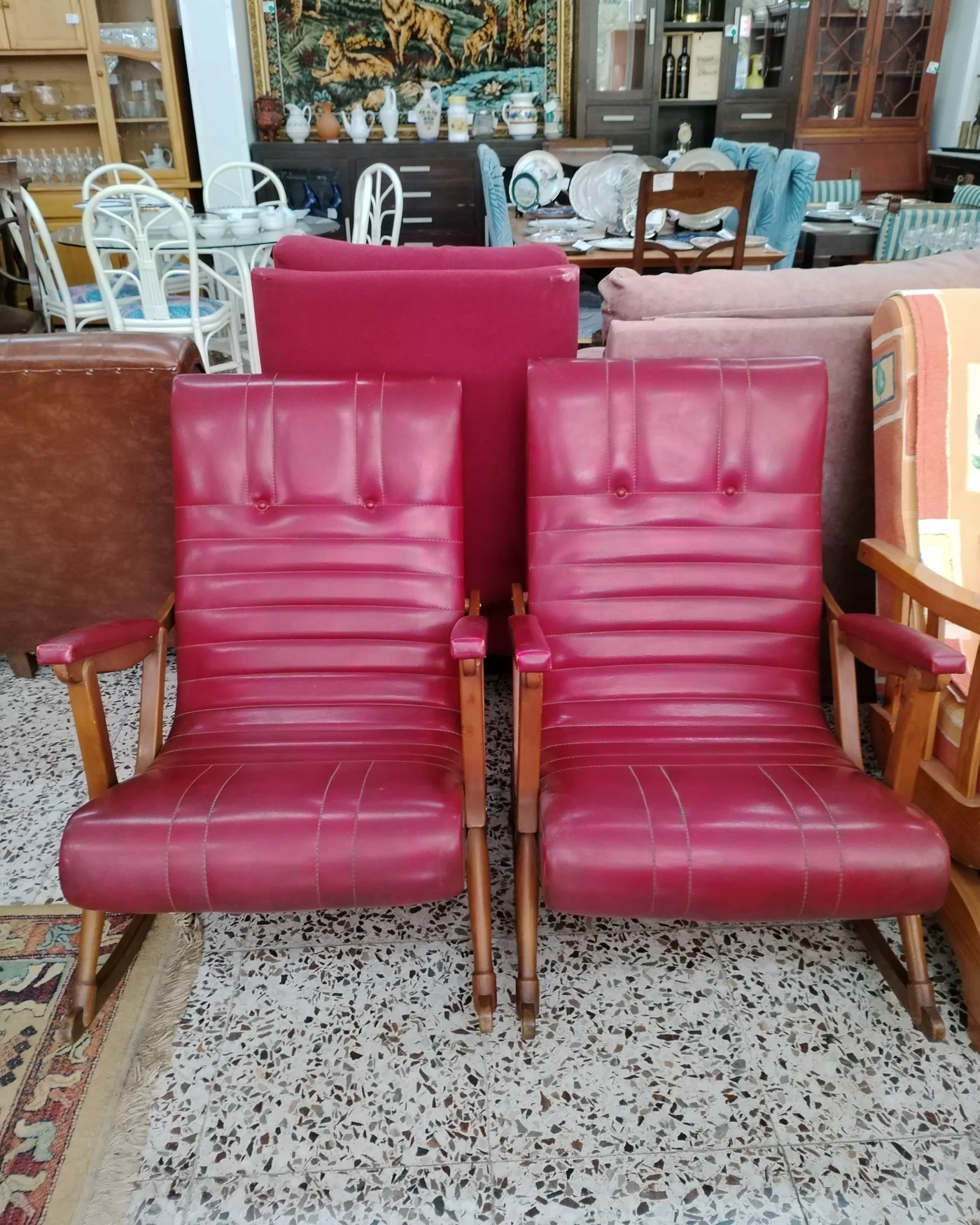 Pareja de mecedoras vintage en piel roja y madera - imagen 1