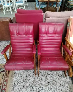 Pareja de mecedoras vintage en piel roja y madera - miniatura 2
