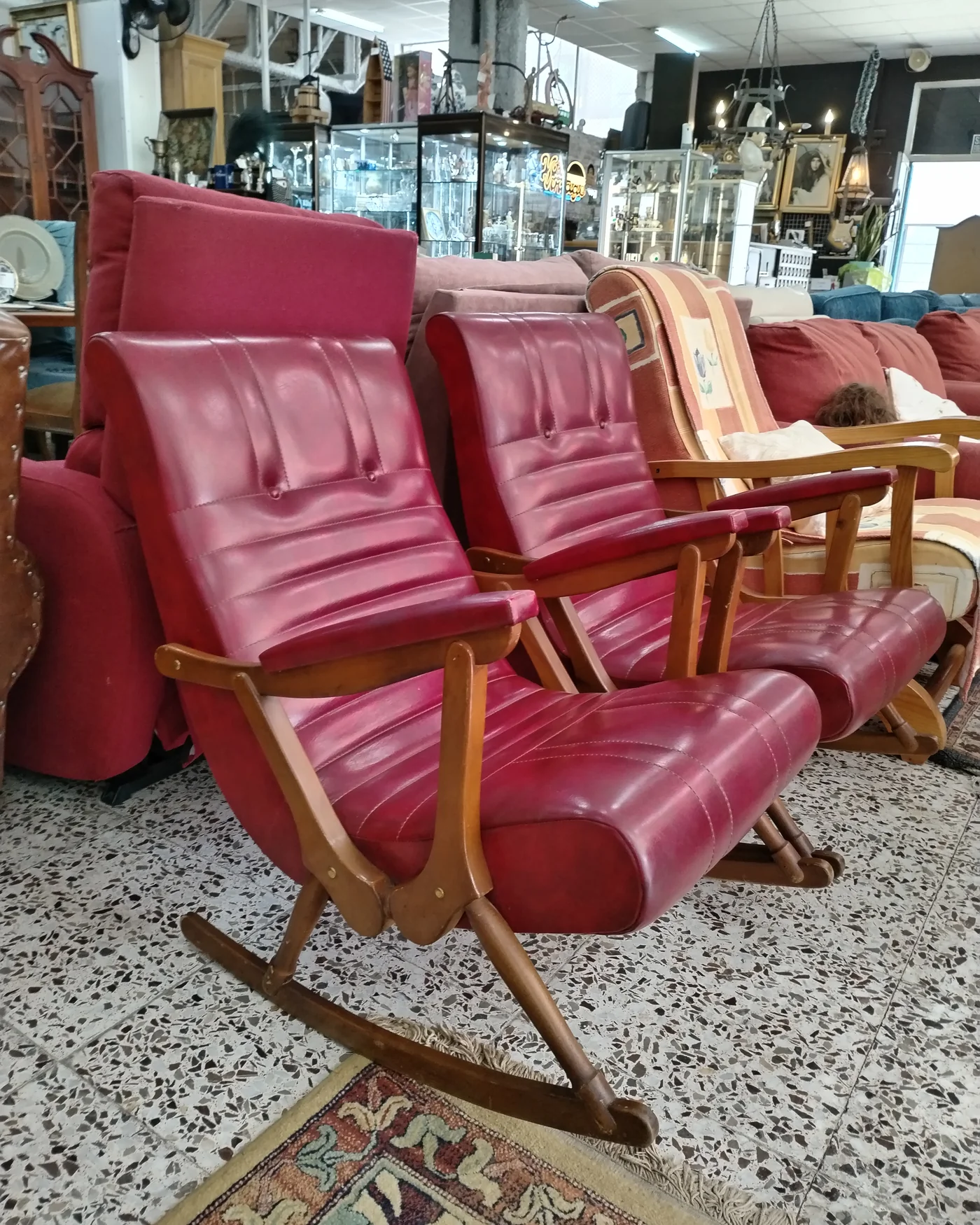 Pareja de mecedoras vintage en piel roja y madera - imagen 3