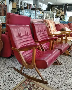 Pareja de mecedoras vintage en piel roja y madera - miniatura 3