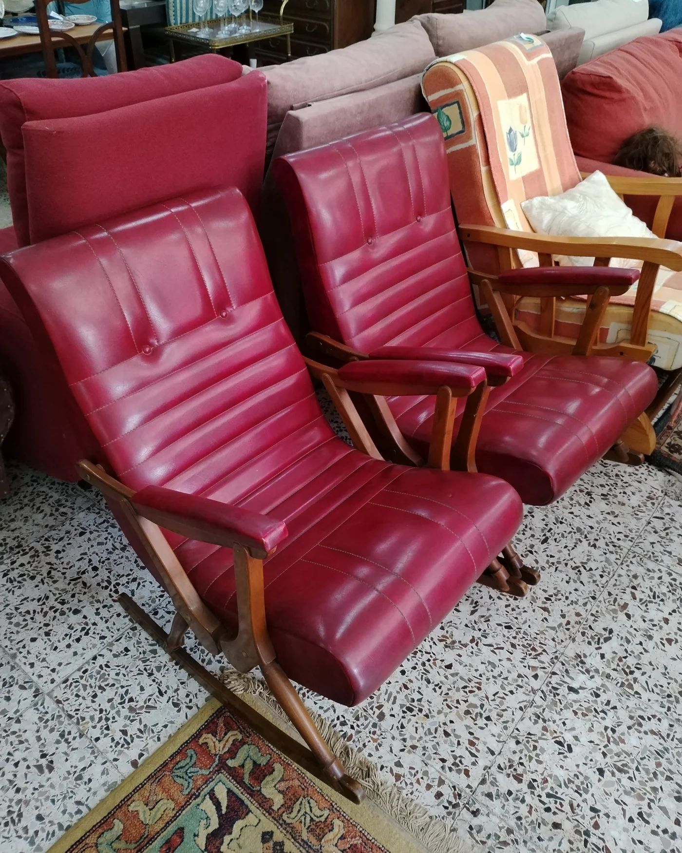 Pareja de mecedoras vintage en piel roja y madera - imagen 4