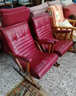 Pareja de mecedoras vintage en piel roja y madera - miniatura 4