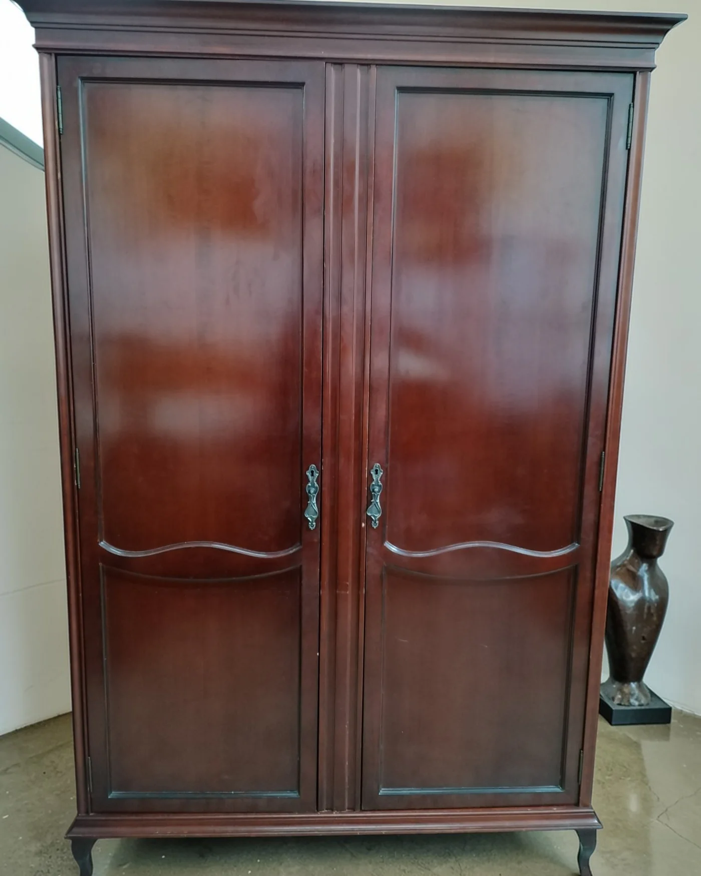 Armario clásico de madera con tiradores ornamentales - imagen 1