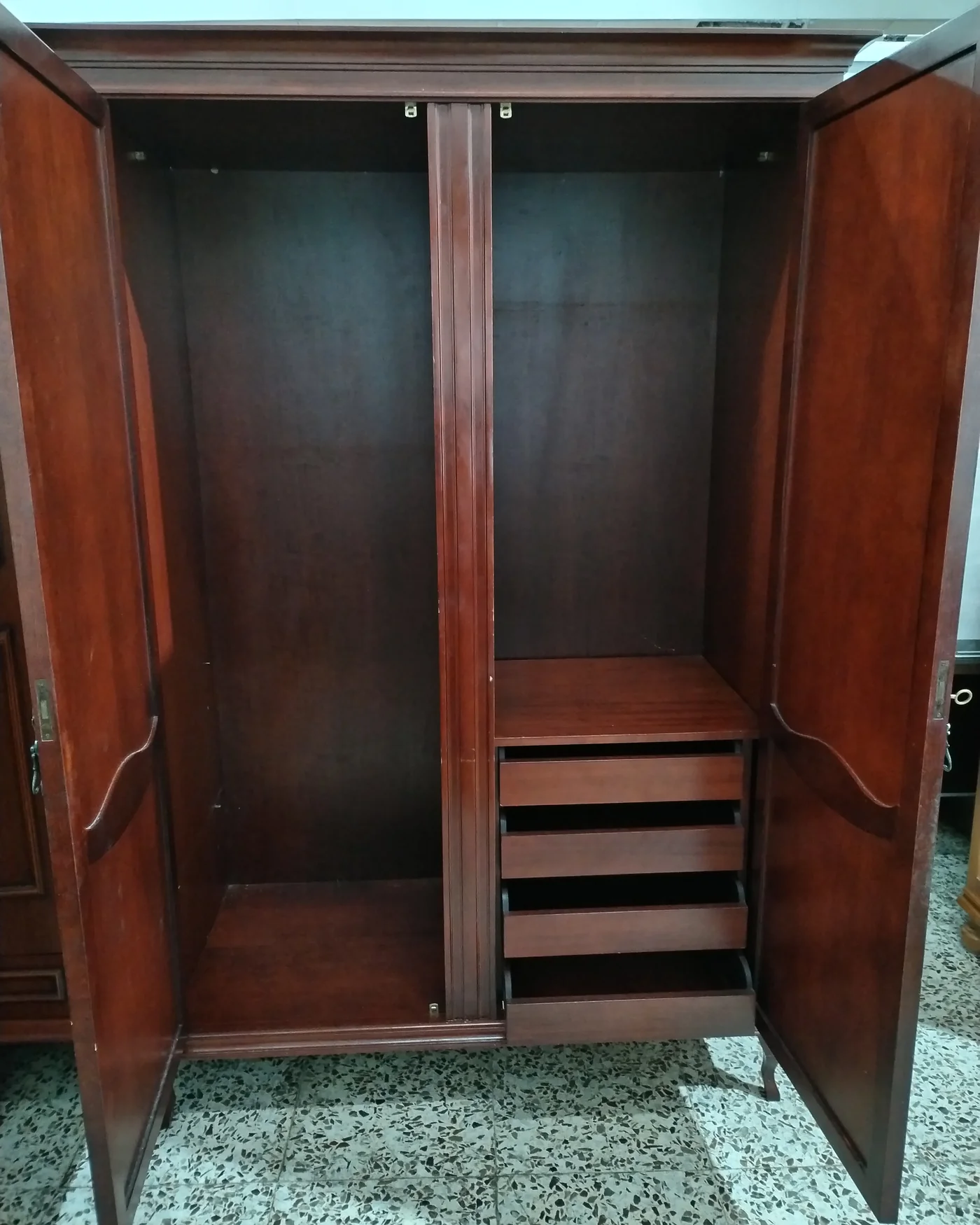 Armario clásico de madera con tiradores ornamentales - imagen 2