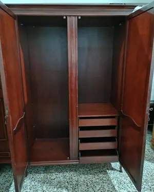 Armario clásico de madera con tiradores ornamentales - miniatura 2