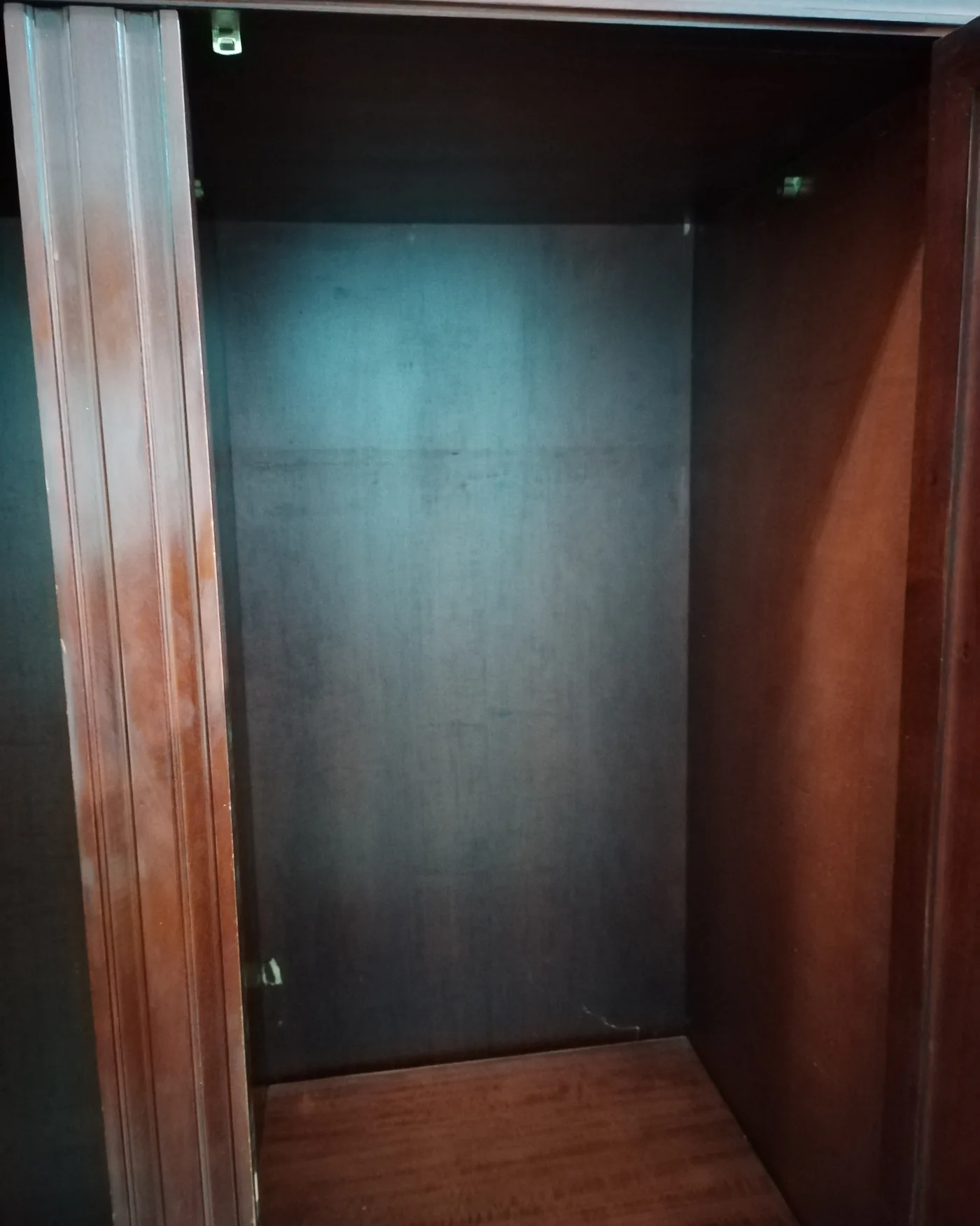 Armario clásico de madera con tiradores ornamentales - imagen 3