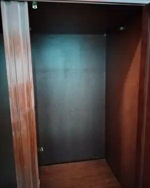 Armario clásico de madera con tiradores ornamentales - miniatura 3