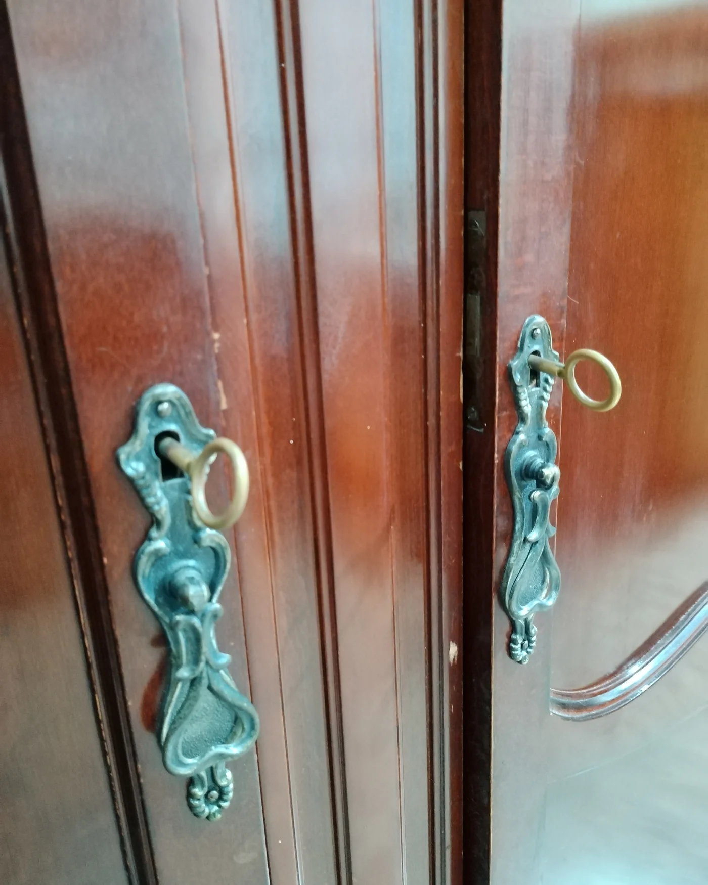 Armario clásico de madera con tiradores ornamentales - imagen 4