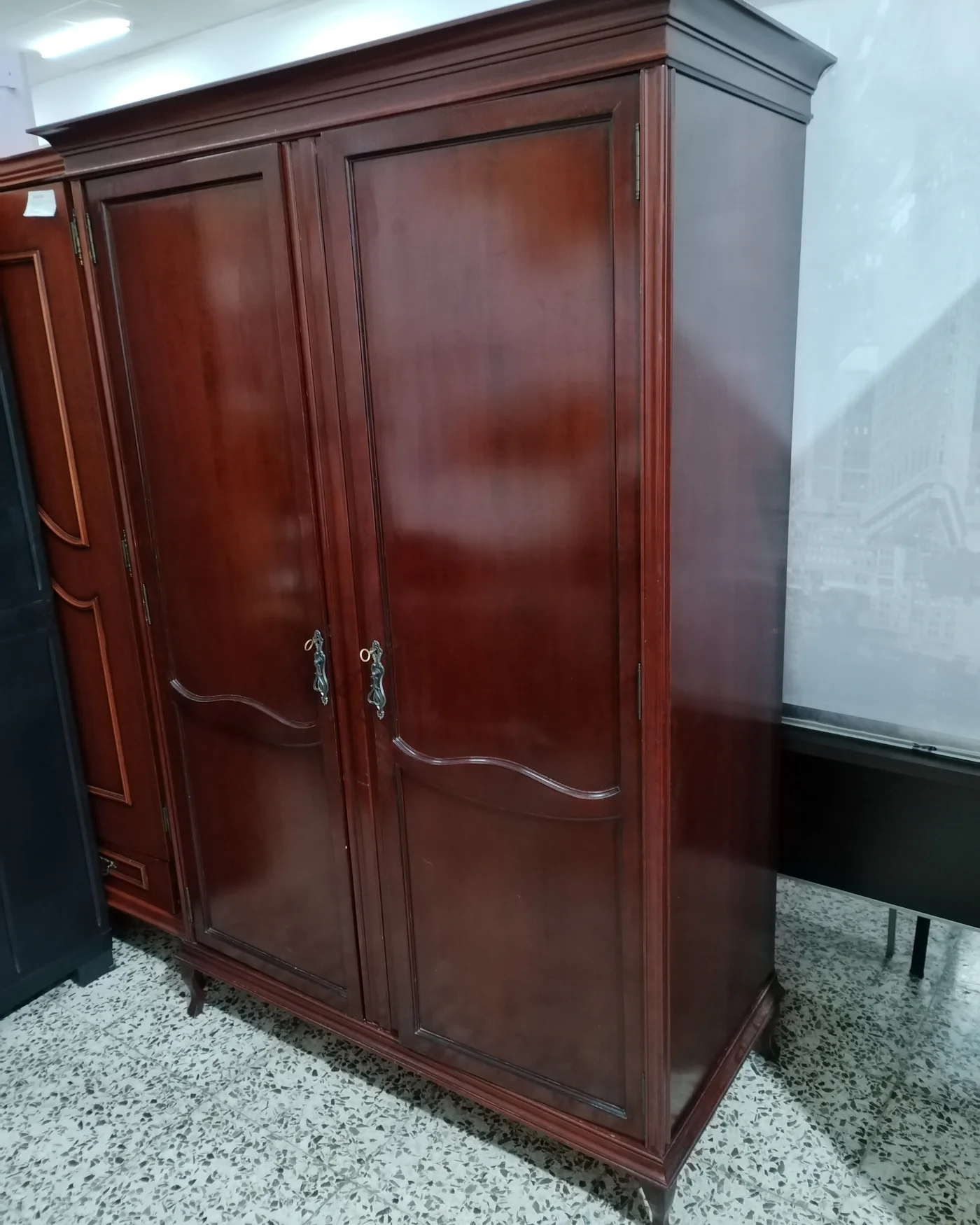 Armario clásico de madera con tiradores ornamentales - imagen 5