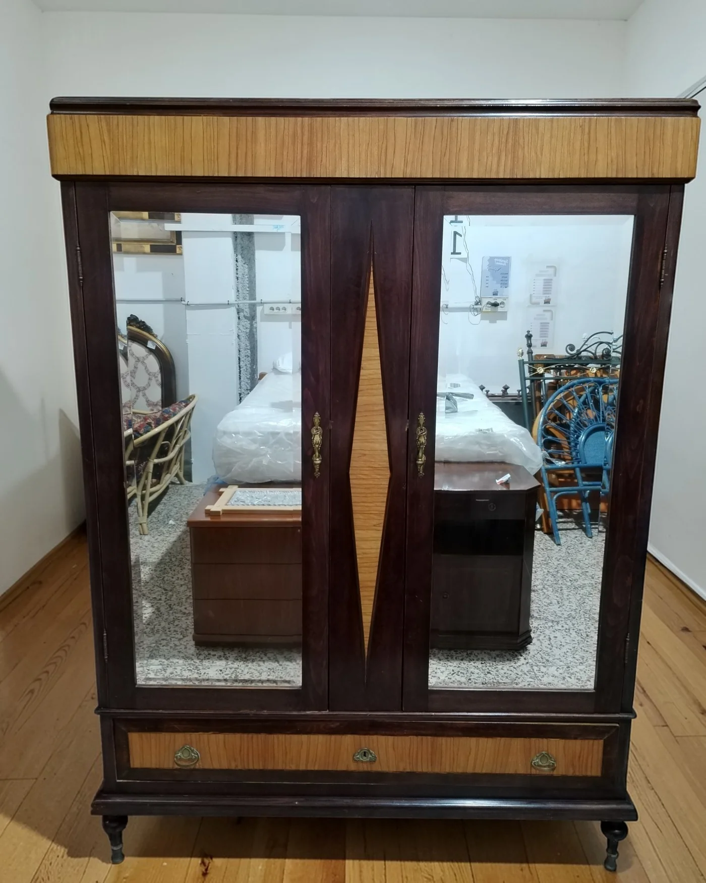 Armario vitrina de madera maciza con espejos y detalles en madera clara - imagen 1