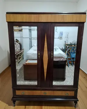 Armario vitrina de madera maciza con espejos y detalles en madera clara - miniatura 1