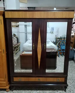 Armario vitrina de madera maciza con espejos y detalles en madera clara - miniatura 2