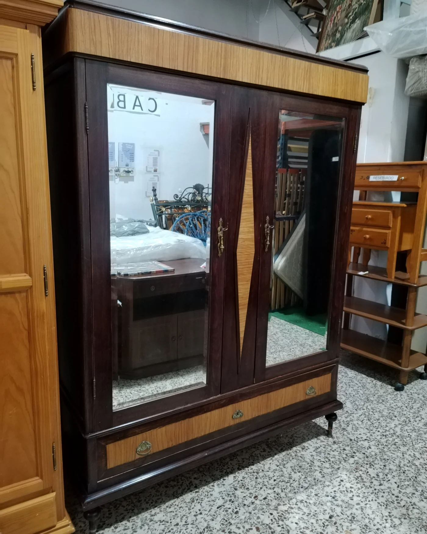 Armario vitrina de madera maciza con espejos y detalles en madera clara - imagen 3