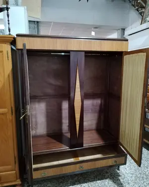 Armario vitrina de madera maciza con espejos y detalles en madera clara - miniatura 4