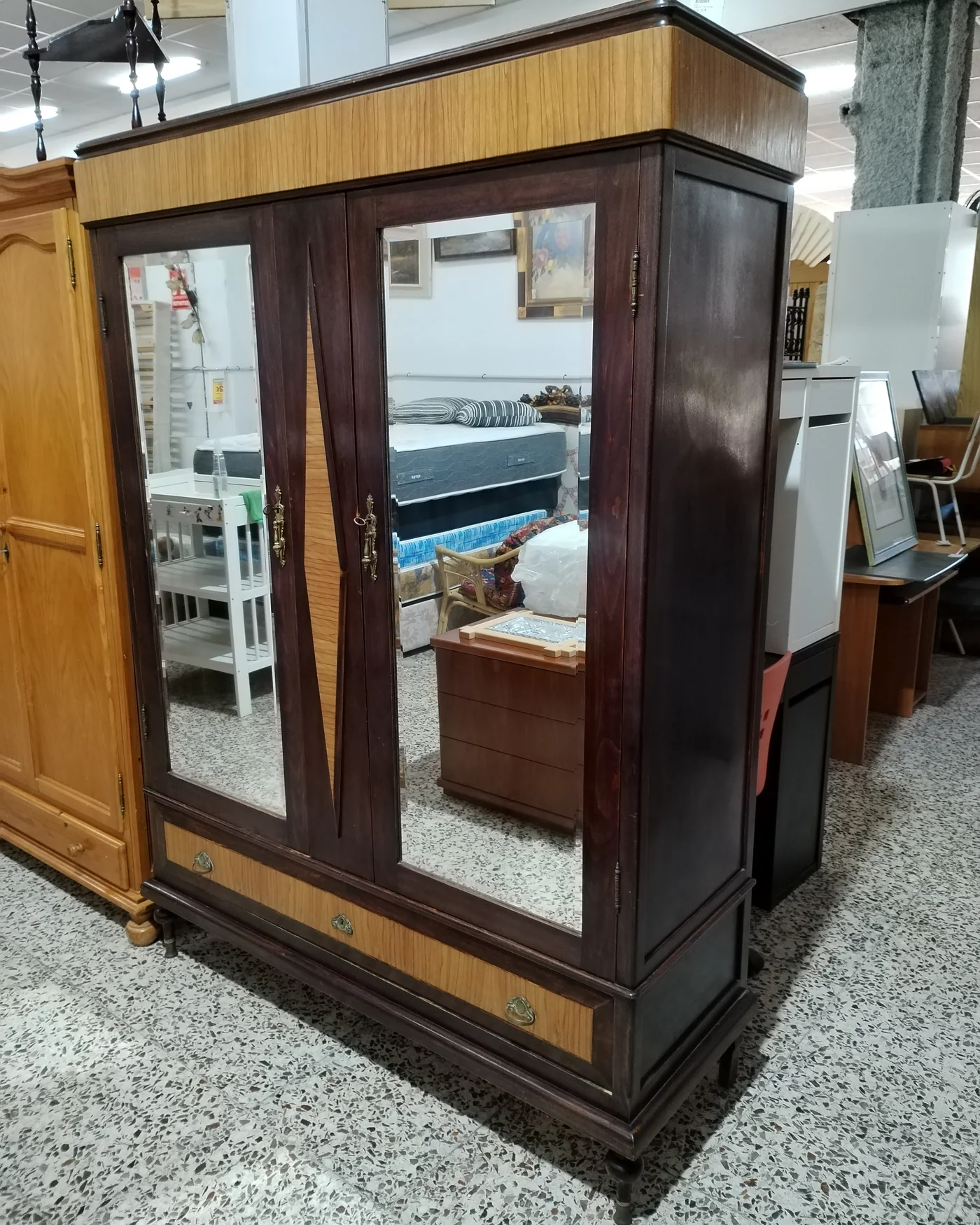 Armario vitrina de madera maciza con espejos y detalles en madera clara - imagen 5