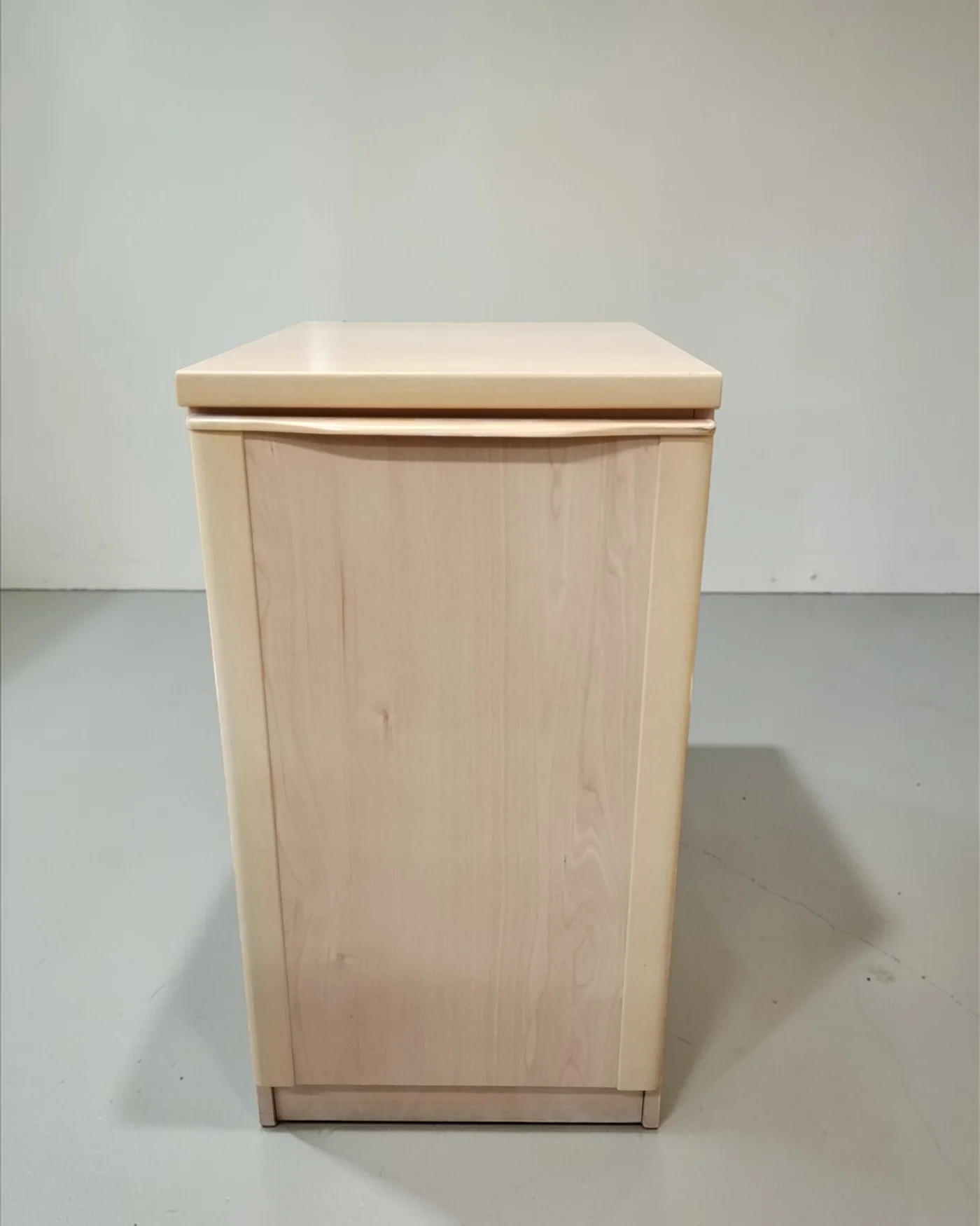 Mueble auxiliar de madera clara - imagen 1