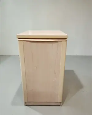 Mueble auxiliar de madera clara - miniatura 1