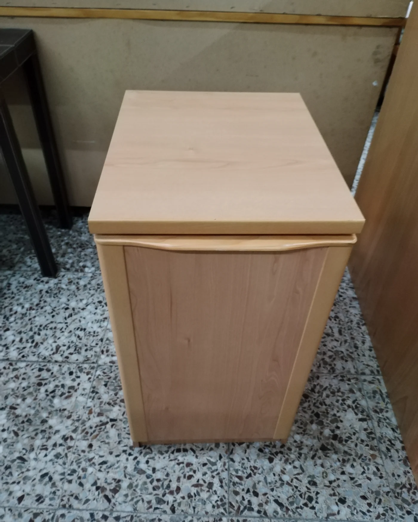 Mueble auxiliar de madera clara - imagen 4