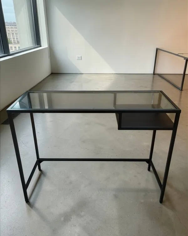 Escritorio Vittsjo de Ikea con cristal y estructura metálica