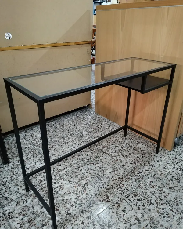 Escritorio Vittsjo de Ikea con cristal y estructura metálica