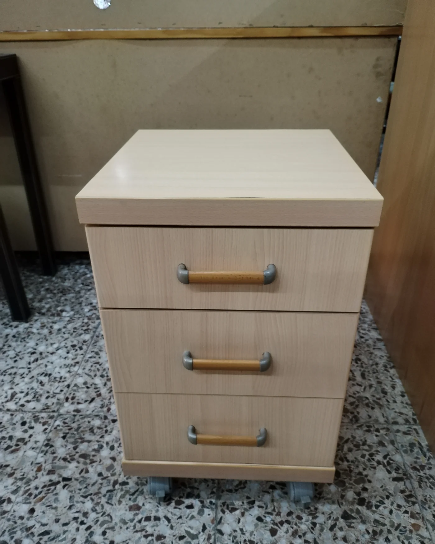 Cajonera de oficina con ruedas y tiradores mixtos - imagen 2