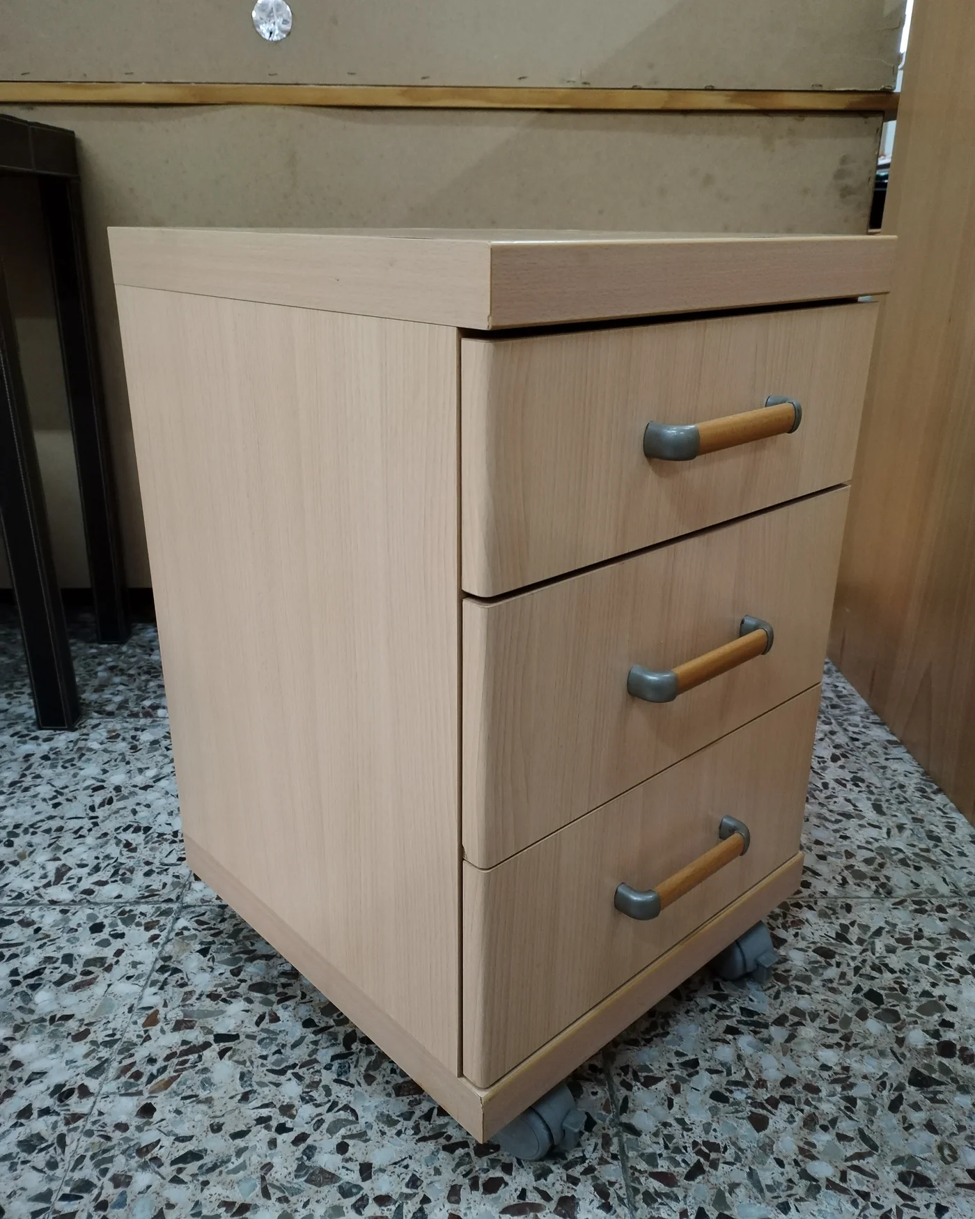 Cajonera de oficina con ruedas y tiradores mixtos - imagen 3