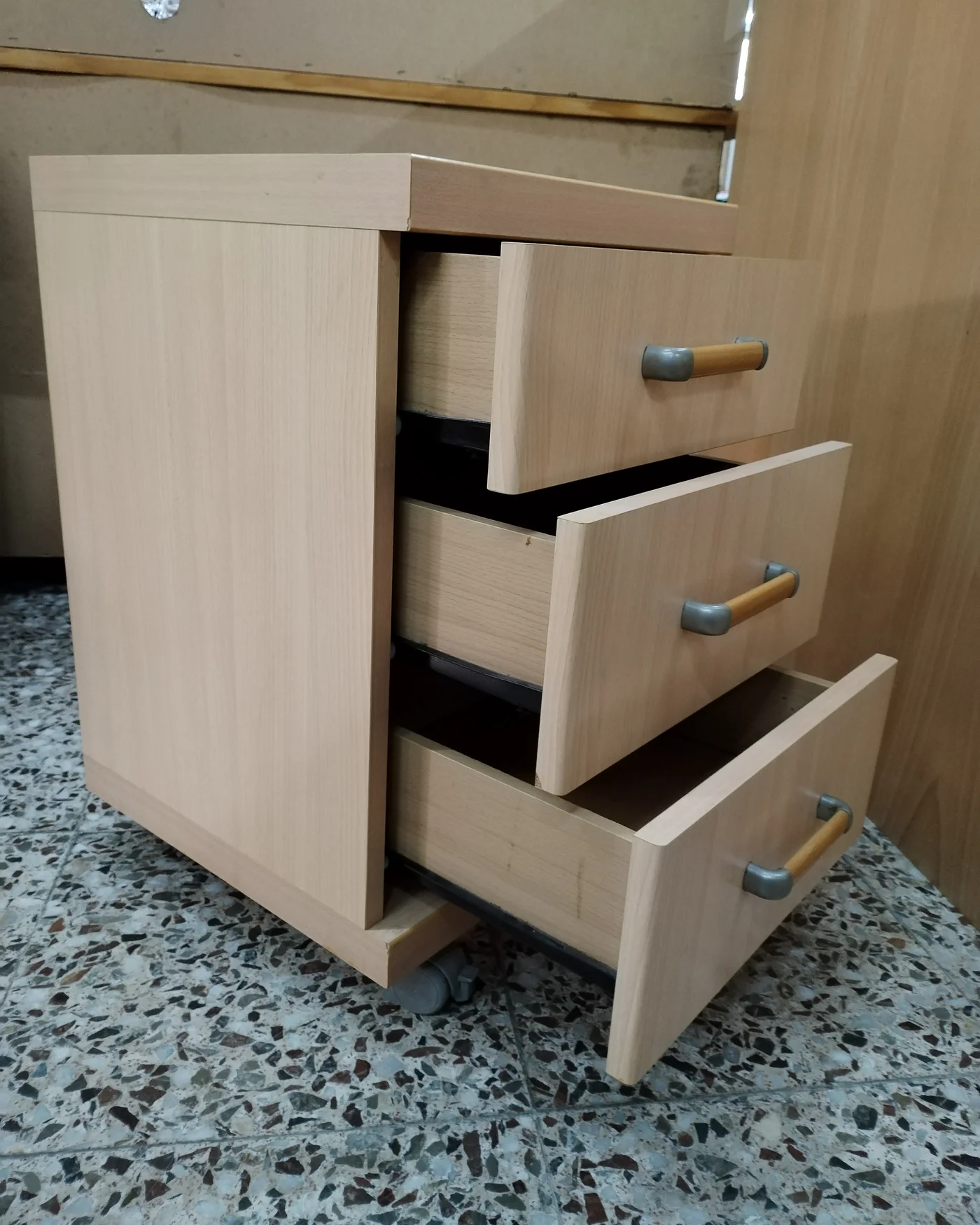 Cajonera de oficina con ruedas y tiradores mixtos - imagen 4
