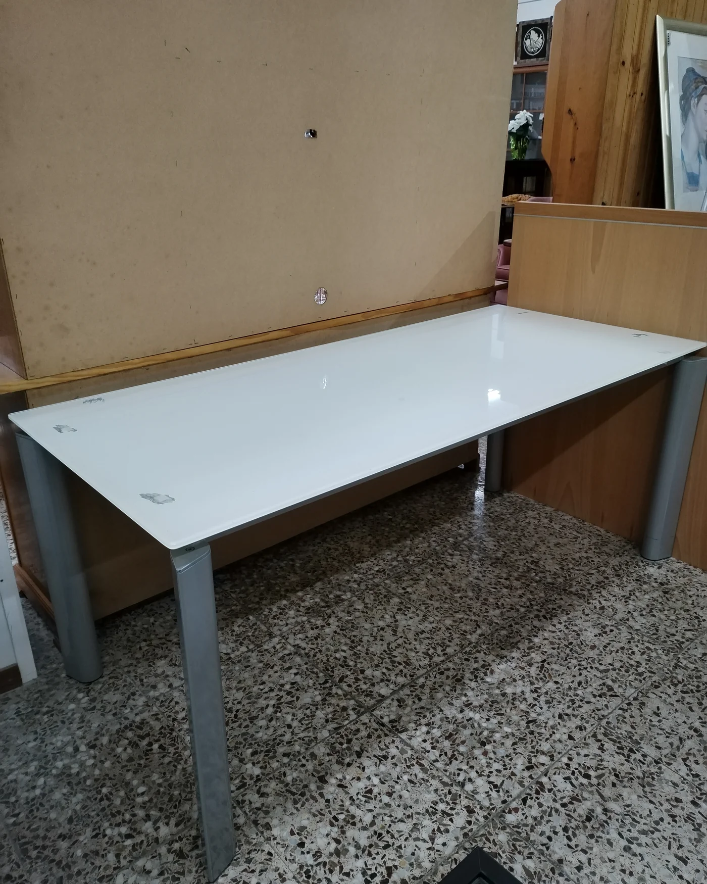 Escritorio de oficina con cristal y estructura metálica - imagen 3