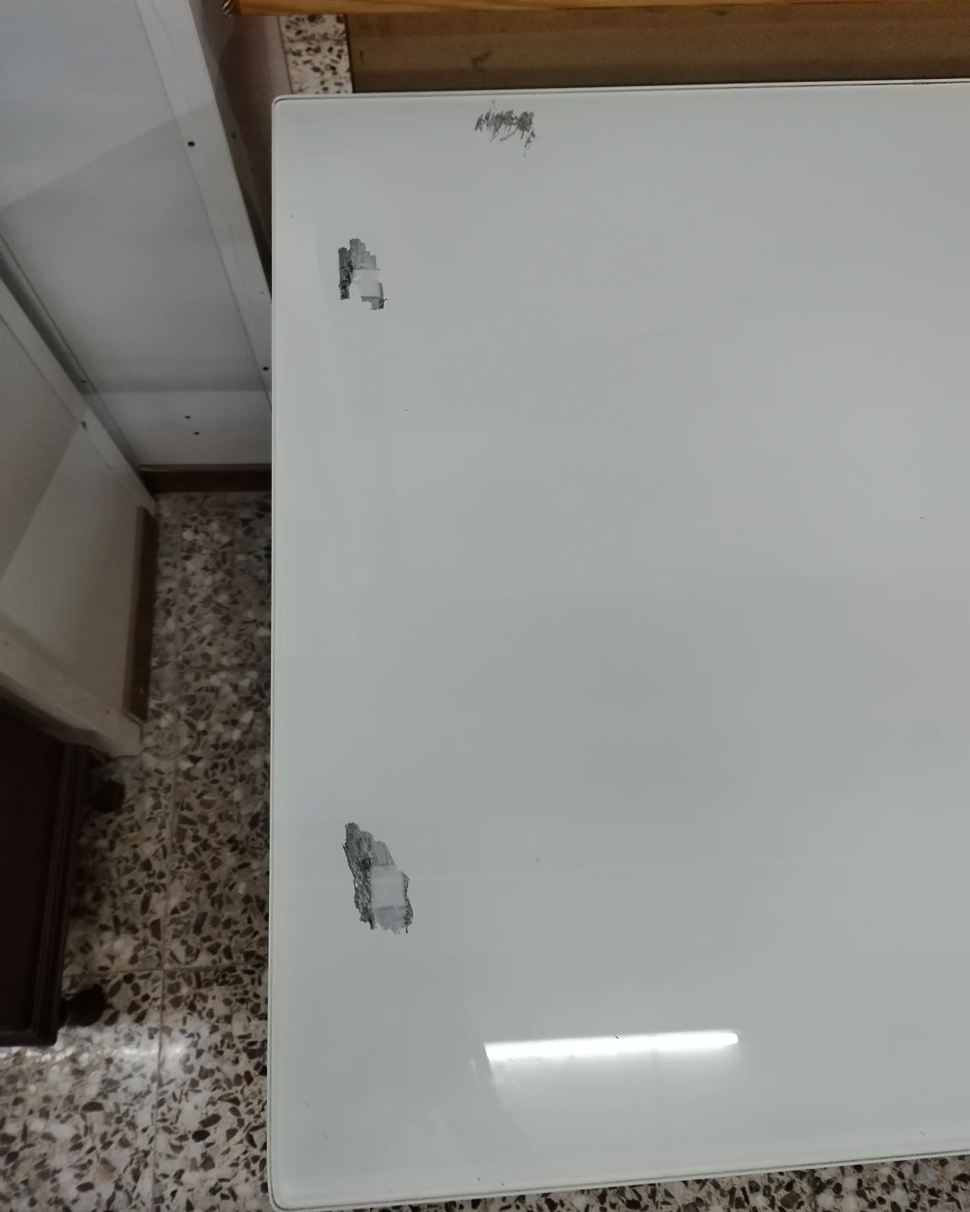 Escritorio de oficina con cristal y estructura metálica - imagen 4