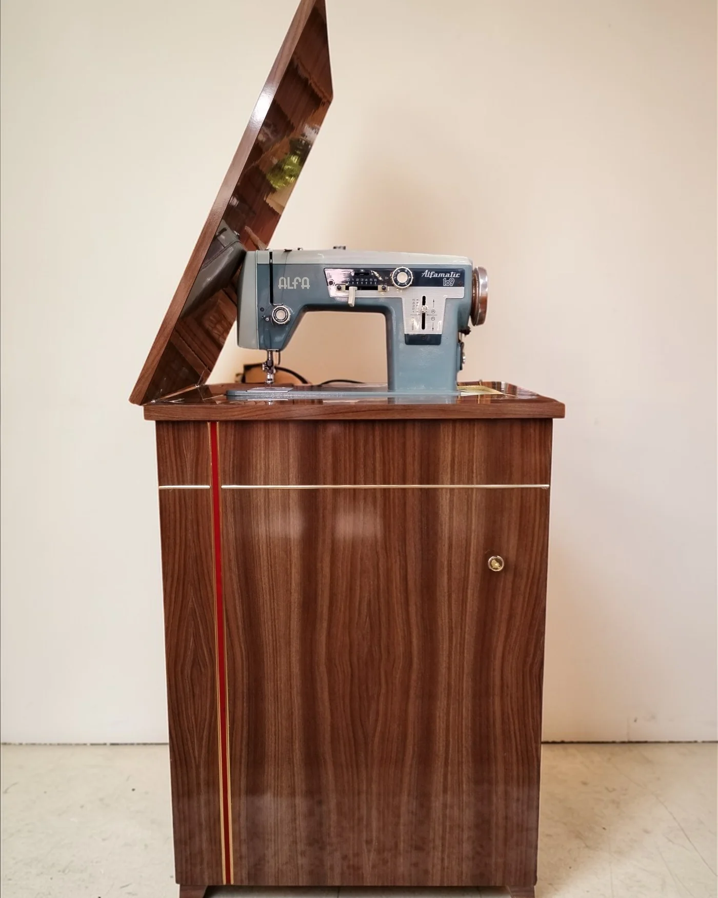 Máquina de coser Alfa Alfamatic 109 con mueble original - imagen 1