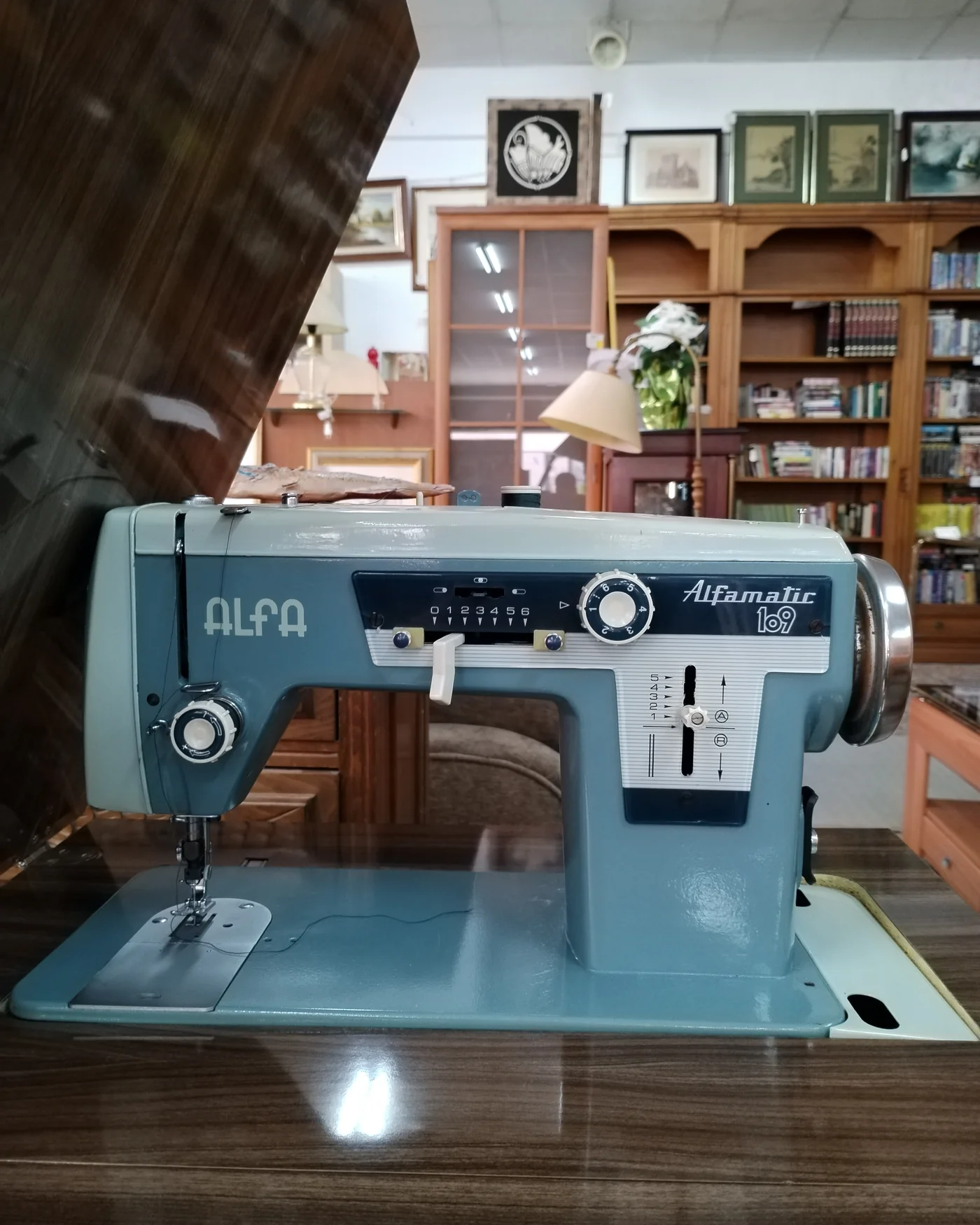 Máquina de coser Alfa Alfamatic 109 con mueble original - imagen 2