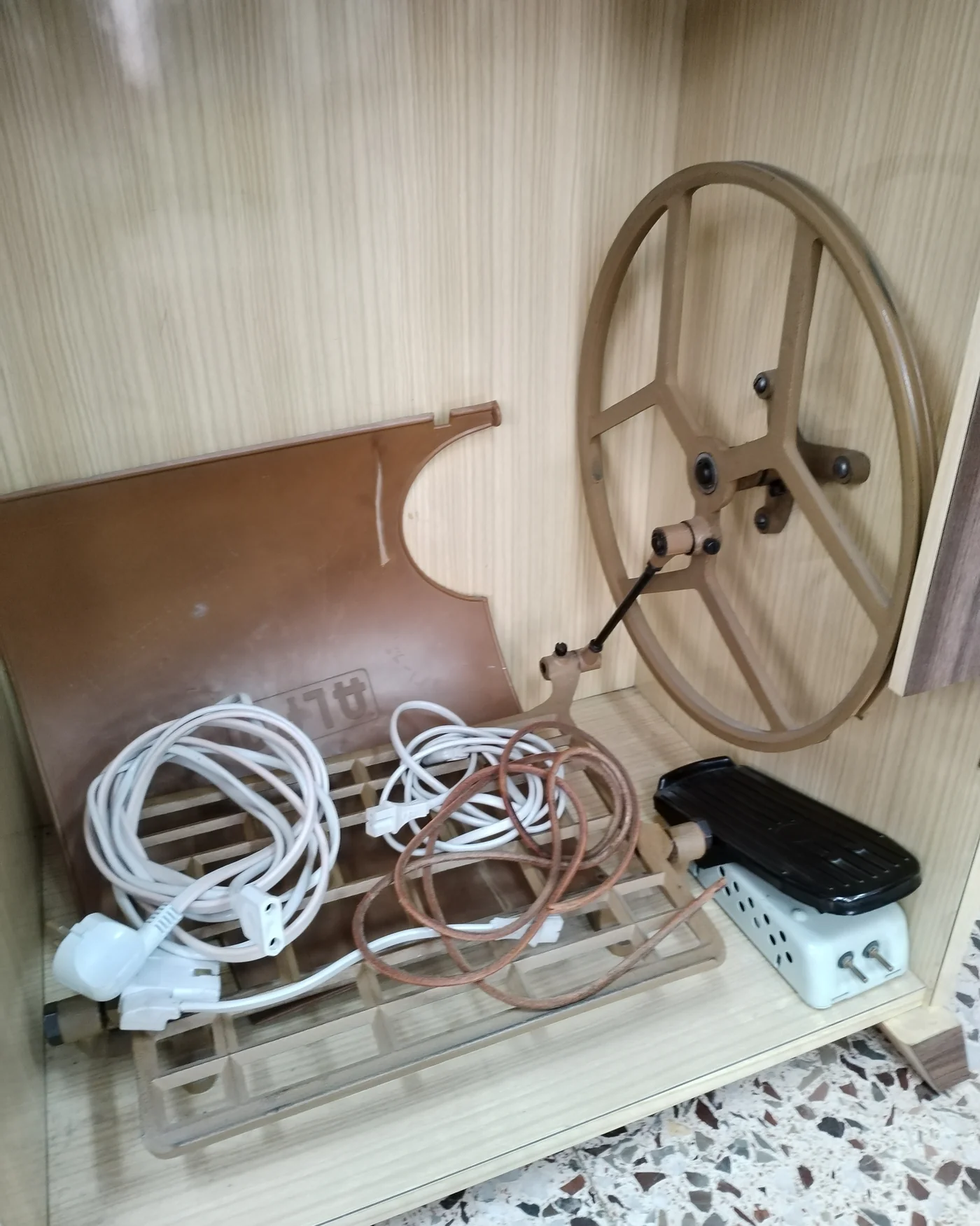 Máquina de coser Alfa Alfamatic 109 con mueble original - imagen 3