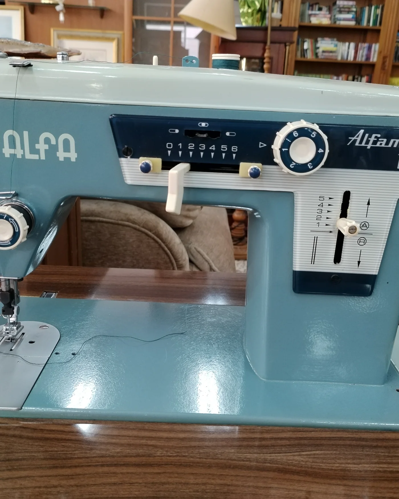 Máquina de coser Alfa Alfamatic 109 con mueble original - imagen 5