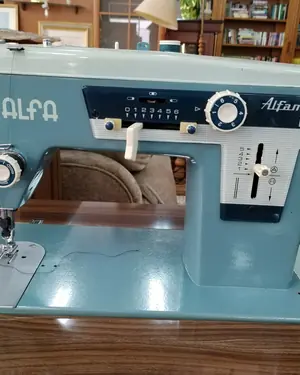 Máquina de coser Alfa Alfamatic 109 con mueble original - miniatura 5
