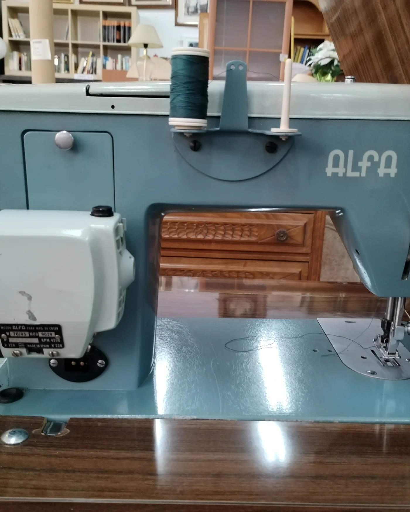 Máquina de coser Alfa Alfamatic 109 con mueble original - imagen 6