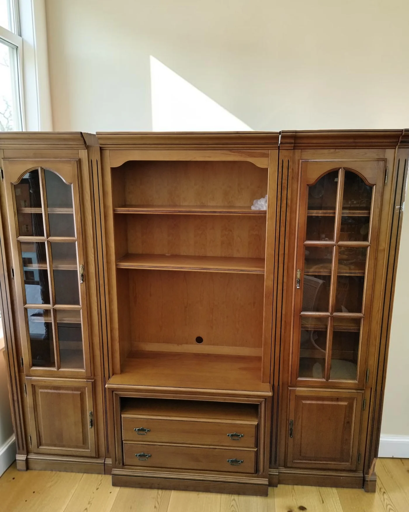 Mueble de salón en madera con estanterías y vitrinas - imagen 2