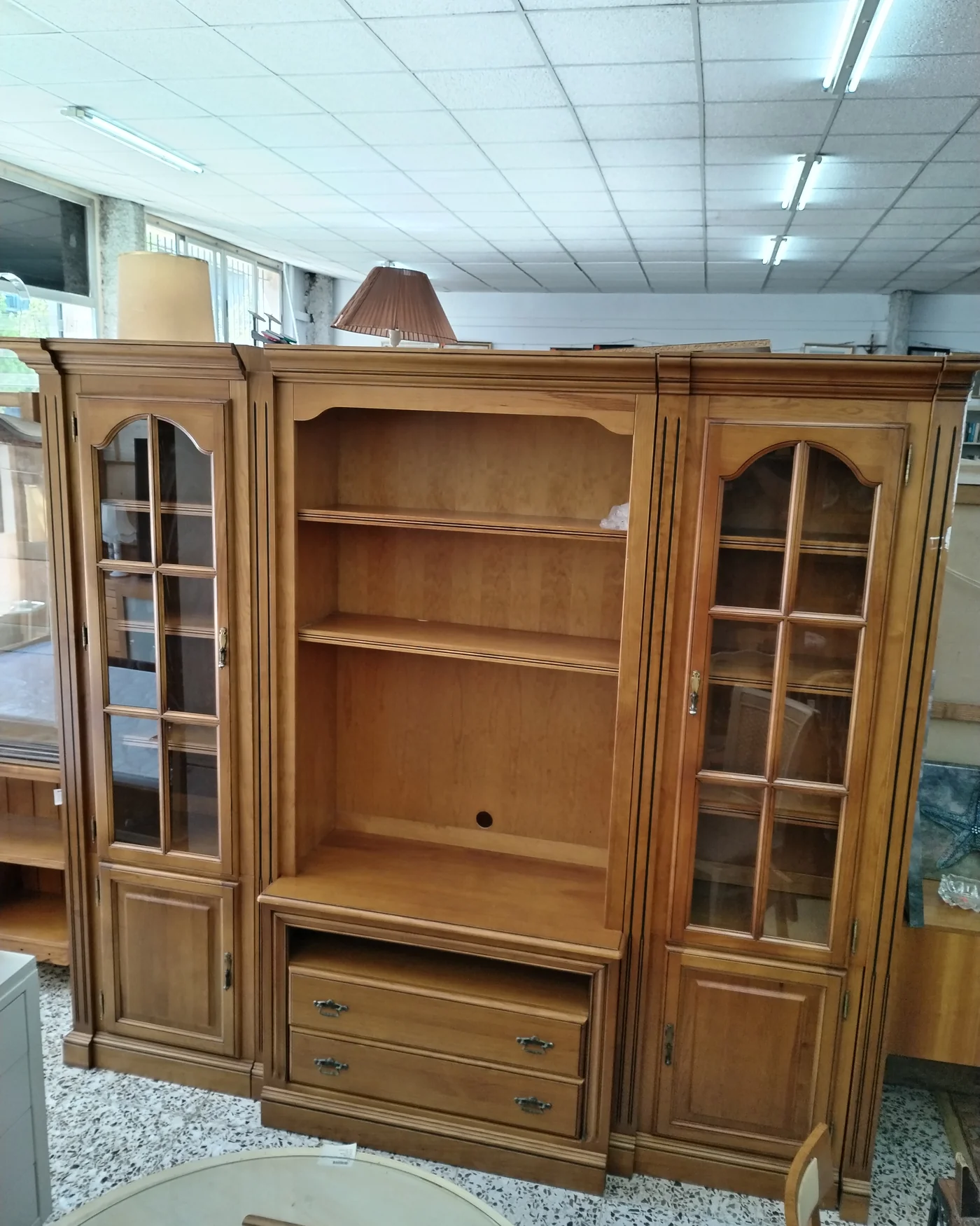 Mueble de salón en madera con estanterías y vitrinas - imagen 3