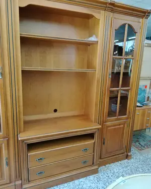 Mueble de salón en madera con estanterías y vitrinas - miniatura 4
