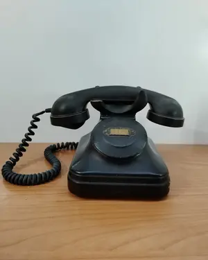 Teléfono antiguo de escritorio negro con número 370 - miniatura 1