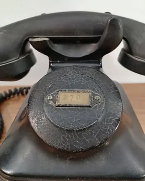 Teléfono antiguo de escritorio negro con número 370 - miniatura 2